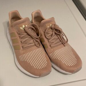 ⭐️LIKE NEW⭐️ Adidas women’s Swift Run 8.5 tan/pink